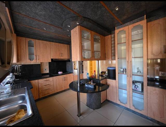 6 BEDROOM HOUSE FOR SALE IN GREENHILLS